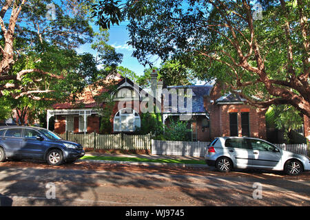 Sydney / AUSTRALIE - 31 déc 2018 : ombragé rue et maisons dans les faubourgs de Sydney Banque D'Images