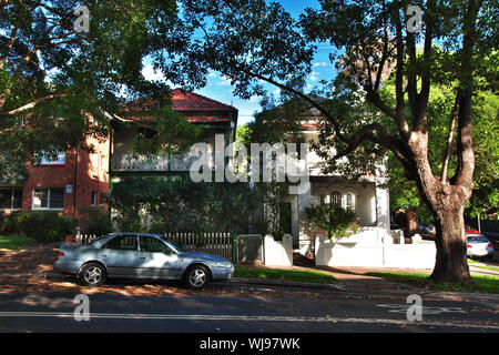 Sydney / AUSTRALIE - 31 déc 2018 : ombragé rue et maisons dans les faubourgs de Sydney Banque D'Images