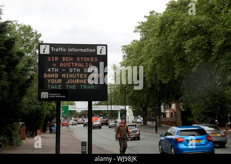 Un transport d'une plus grande information trafic Manchester signer lit «Sir Ben Stokes v l'Australie, 4e - 8 septembre, sable minutes outre de votre voyage.. Prendre le tram !" d'avance sur le quatrième essai de cendres à Old Trafford, Manchester. Banque D'Images