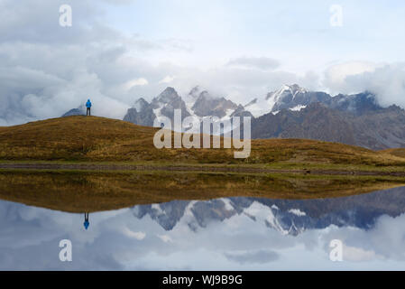 Le meilleur de l'homme se dresse sur une colline. Highland Lake. Caucase, Géorgie, Zemo Svaneti Banque D'Images