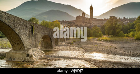 La ville de Bobbio, et le vieux pont médiéval. Bobbio, province de Piacenza, Emilia Romagna, Italie. Banque D'Images