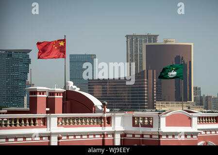 La Chine et Macao drapeaux sur l'immeuble du siège du gouvernement chinois au centre-ville de Macao ville Banque D'Images