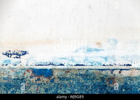 La texture de fond grungy blanc coque de bateau à l'eau bleue Banque D'Images