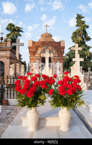 Espagne, Séville : le 1er novembre est le jour de la Toussaint. Personnes visitent cimetières et fixer en fleurs comme ici sur le cimetière de San Jerónimo. Banque D'Images