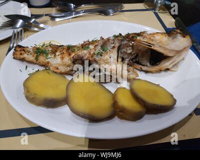 Poisson frais grillé avec de patate douce - Açores Banque D'Images