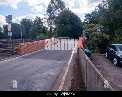 Le pont en grand Bardfield Essex UK sur la rivière Pantg rouvre après réparation Banque D'Images