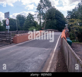 Le pont en grand Bardfield Essex UK sur la rivière Pantg rouvre après réparation Banque D'Images