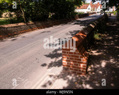 Le pont en grand Bardfield Essex UK sur la rivière Pantg rouvre après réparation Banque D'Images