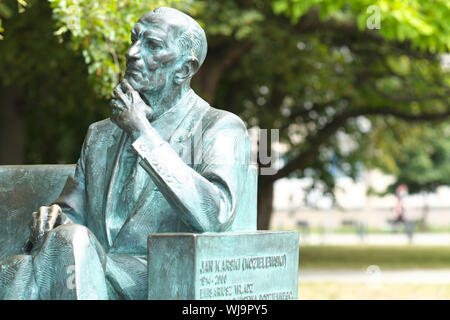 Varsovie, Pologne statue de Jan Karski Jan Kozielewski ( naissance ) a WW2 agent secret de l'armée polonaise de l'intérieur et de guerre de messagerie. Banque D'Images