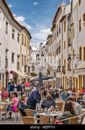 Cafés à Alcarcova de Baixo, ruelle dans le centre historique d'Evora, Portugal Alentejo Central, Banque D'Images