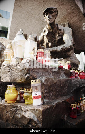 Pologne Varsovie - bougies Memorial placée à côté du monument à l'Insurrection de Varsovie d'août 1944 pour commémorer le 75e anniversaire en août 2019 Banque D'Images