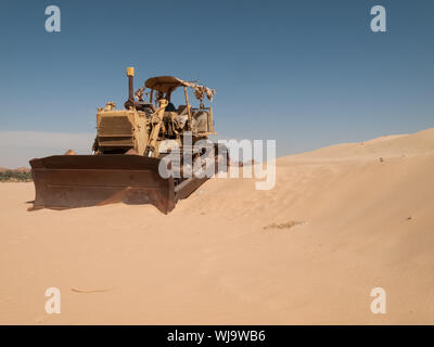 Un vieux bulldozer abandonné au milieu du désert en Arabie Saoudite. Machines de Construction Banque D'Images