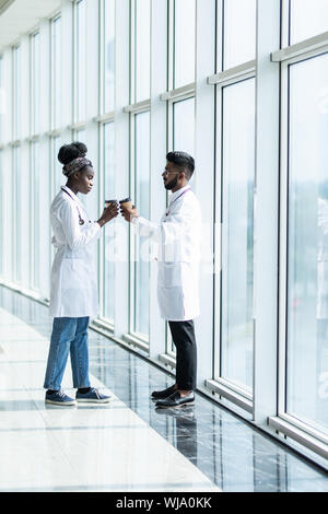 Jeune couple de médecins ayant pause café Banque D'Images