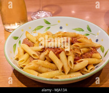 Les pâtes alfredo penne avec sauce à base de tomate dans la plaque Banque D'Images