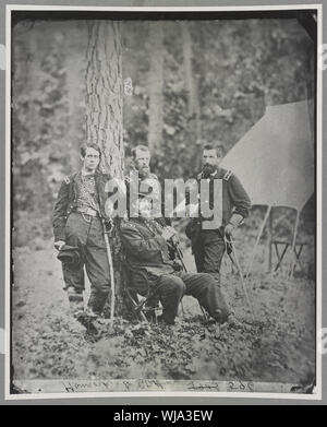 Hancock, le général W.S. & Groupe (Birney, Barlow, & Gibbons) Résumé : La photographie montre un groupe de fonctionnaires fédéraux généraux : Winfield Scott Hancock (assis), avec les commandants de division, Francis Channing Barlow, (à gauche), David Birney, Bell et John Gibbon. Banque D'Images