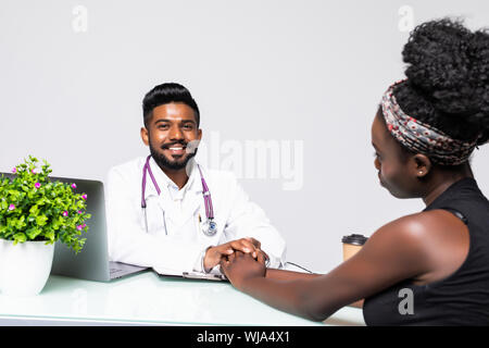 Homme médecin et patient en discussion à 24 in medical office Banque D'Images