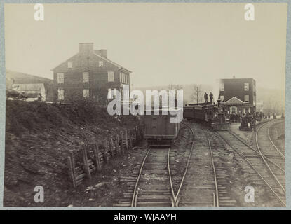 Hanover Junction, Pa., août 1863 Résumé : La photographie montre la Hanover Junction railroad station avec deux trains sur les voies. Banque D'Images