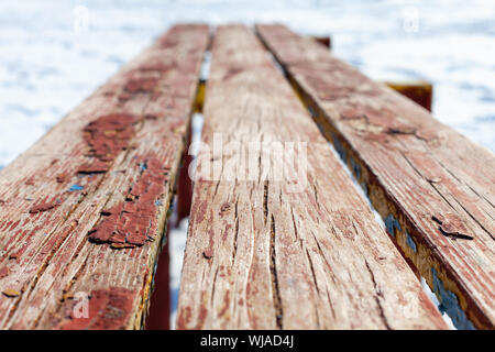 Vieux banc en bois, dans la perspective de l'hiver, fond photo avec selective focus Banque D'Images