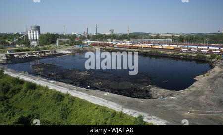 Ancien dump les déchets toxiques, la contamination des sols et des boues d'eau pollutions au comptant du pétrole, les catastrophes environnementales, la contamination de l'environnement de l'huile Banque D'Images