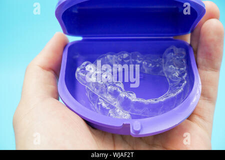 Dents de retenue en plastique transparent dans le box set isolé sur fond de ciel bleu. c'est un équipement pour donner de l'orthodontiste le patient à la chirurgie orthodontique Banque D'Images