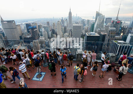 USA, New York City, Manhattan Skyline , vue de l'observation deck de Rockefeller Center, haut de la roche Banque D'Images