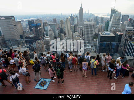 USA, New York City, Manhattan Skyline , vue de l'observation deck de Rockefeller Center, haut de la roche Banque D'Images