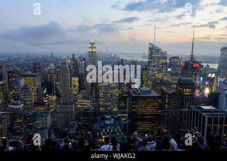 USA, New York City, Manhattan Skyline avec vue sur l'Empire State Building de l'observation deck de Rockefeller Center, haut de la roche Banque D'Images