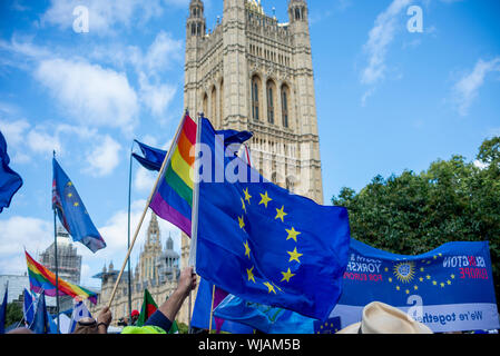 Comme le Parlement a repris ses travaux après le congé d'été protestataires ont rassemblés à l'extérieur, contre le premier ministre Boris Johnson a décidé de suspendre le Parlement avant les Brexit date du 31 octobre. Beaucoup pensent que la prorogation permettra à l 'no deal' Brexit de procéder sans opposition. De nombreux appellent également à une élection générale, la fin de l'austérité et à un second référendum sur Brexit Banque D'Images