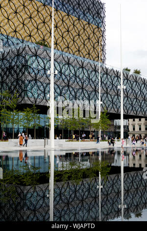 La Bibliothèque de Birmingham et de l'eau nouvelle fonctionnalité, Centenary Square, Birmingham, UK Banque D'Images