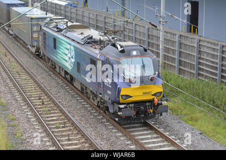 Locomotive bimode classe DRS 88 approches Electra 88007 Daventry Fret Ferroviaire International Terminal avec un train de marchandises intermodal Banque D'Images