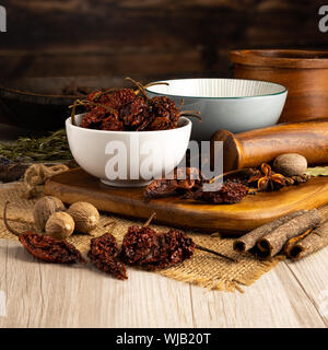 Pods de piment Naga Ghost dans un bol et avec un décor de cuisine Banque D'Images