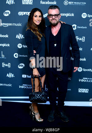 Leilani Dowding (à gauche) et Billy Duffy fréquentant le but Independent Music Awards 2019 qui a eu lieu au Roundhouse de Londres. Banque D'Images