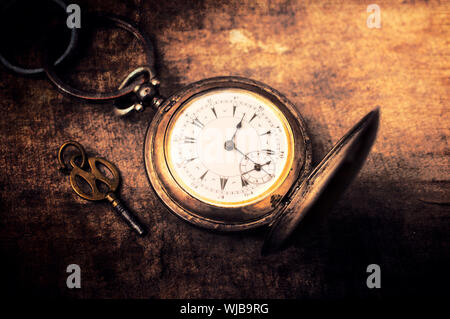 Grunge Vintage still life with pocket watch.focus sélectif au milieu de montre de poche Banque D'Images