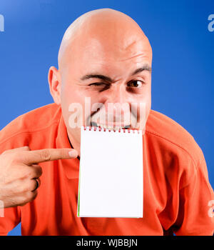 Chauve tenant le papier vierge dans sa bouche Banque D'Images