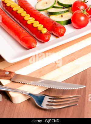 Selective focus sur la saucisse avec de la moutarde Banque D'Images