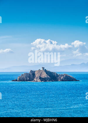 Petite île en face de Punta Ala Toscane Italie avec l'île d'Elbe à l'arrière-plan Banque D'Images