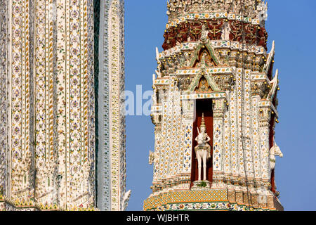 Wat Arun temple prang central, la tour de style Khmer, qui est incrusté de porcelaine colorée à Bangkok, Thaïlande Banque D'Images