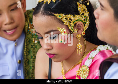 Danseurs thaïlandais à attendre leur tour d'exécuter au Wat Arun à Bangkok en Thaïlande Banque D'Images