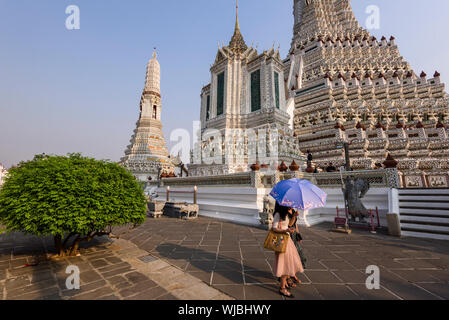 Wat Arun temple prang central, la tour de style Khmer, qui est incrusté de porcelaine colorée à Bangkok, Thaïlande Banque D'Images