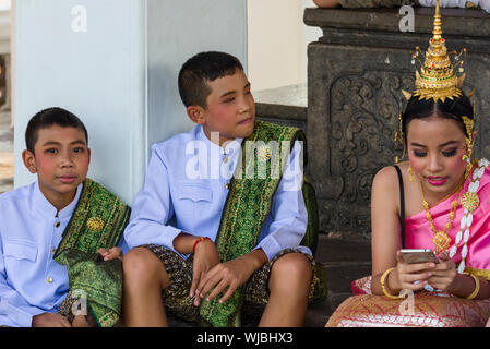 Danseurs thaïlandais à attendre leur tour d'exécuter au Wat Arun à Bangkok en Thaïlande Banque D'Images