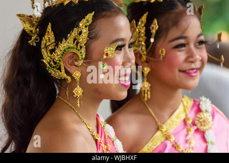 Danseurs thaïlandais à attendre leur tour d'exécuter au Wat Arun à Bangkok en Thaïlande Banque D'Images