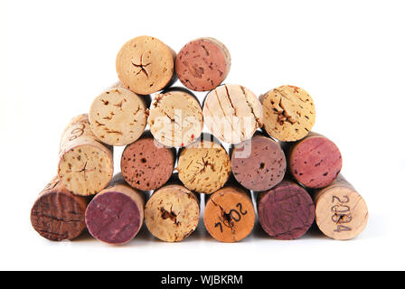 Un tas de différents wine corks sur fond blanc Banque D'Images