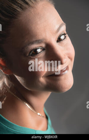 Jolie femme d'âge moyen en 1940 Happy, Healthy and smiling at camera Banque D'Images