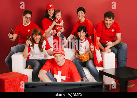 Photo de Swiss les fans de sport à regarder la télévision et encourageons dans leur équipe. Banque D'Images