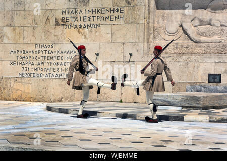 Athènes, Grèce - 04 juin 2016 :. Evzones (garde présidentielle) veille sur le monument du Soldat inconnu en face du parlement grec. Banque D'Images