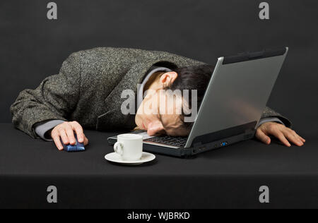 Le gars a travaillé la nuit dans l'Internet, était fatigué et s'est endormie Banque D'Images