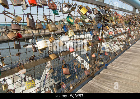 Cracovie, Pologne - 25 août 2019 - Kladka Bernatka Pont sur la Vistule avec un cadenas attaché (symbole d'amour) à la balustrade Banque D'Images