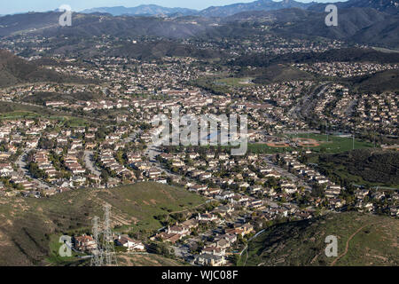 Vue aérienne de réseau express régional maisons de la vallée, près de Los Angeles dans le quartier de Newbury Park Thousand Oaks, en Californie. Banque D'Images