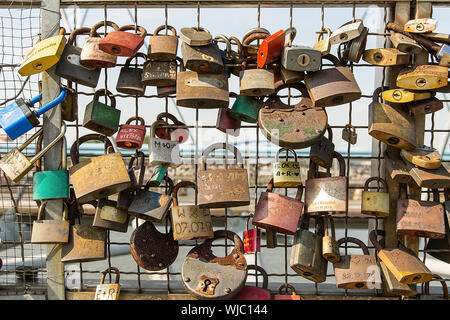 Cracovie, Pologne - 25 août 2019 - Kladka Bernatka Pont sur la Vistule avec un cadenas attaché (symbole d'amour) à la balustrade Banque D'Images