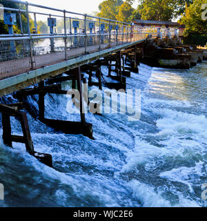 Weir sur la Tamise à verrouillage d'Abingdon Banque D'Images